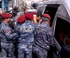    Polis İrəvandakı aksiyanı dağıtdı   