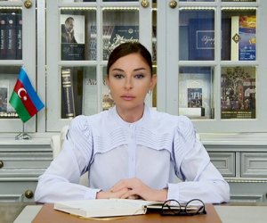    Mehriban Əliyeva Qırğızıstan birinci xanımı ilə görüşdü   