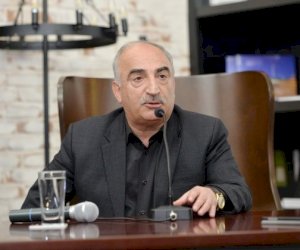    “Yəqin ki, Delyagin təlxək Jirinovskinin yerini tutmaq istəyir“   - Xalq yazıçısı