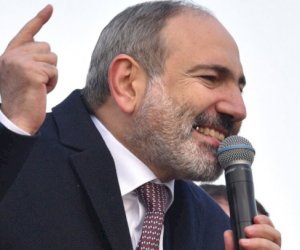    “Hər qaradan Otello çıxmaz” – Paşinyan müxalifətlə məzələndi

   