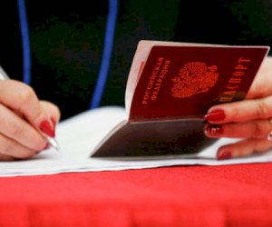    Rusiya Xersonda pasportlar paylayır   