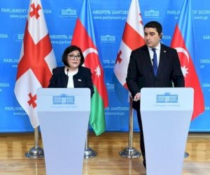    Sahibə Qafarova gürcü həmkarı Şalva Papuaşvili ilə mətbuat üçün birgə bəyanat verdi   