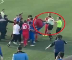    Azərbaycan çempionatında bıabırçılıq: Futbolçular hakimi döydü - Video   