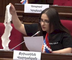    Deputat əlindəki əski parçasını nazirə göstərdi:   “Sən busan...“