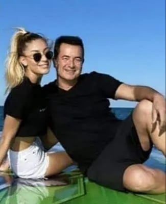 Acun özündən 30 yaş kiçik qızla eşq yaşayır Acun özündən 30 yaş kiçik qızla eşq yaşayır
