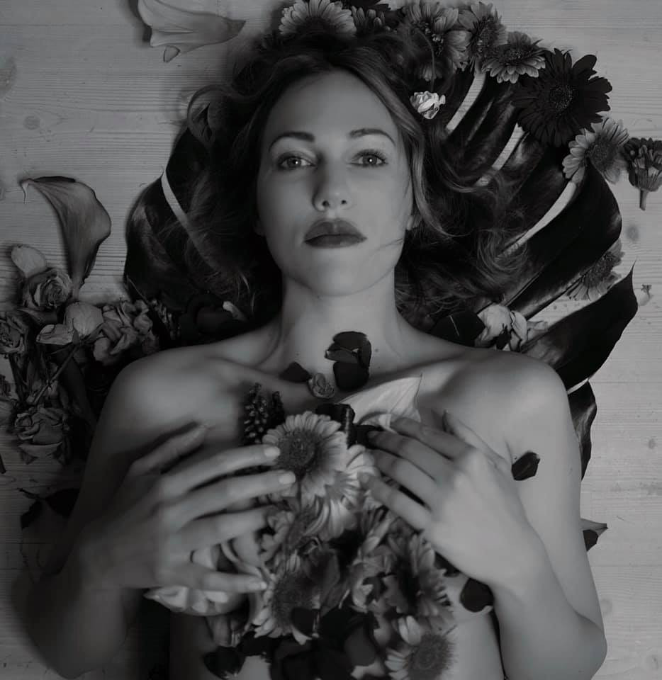 Meryem Üzerlidən yarıçılpaq pozalar - Foto Meryem Üzerlidən yarıçılpaq pozalar - Foto