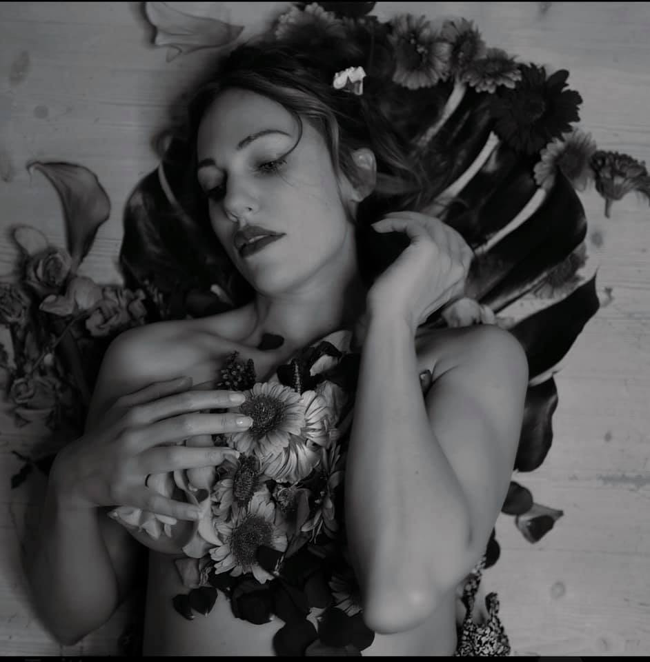 Meryem Üzerlidən yarıçılpaq pozalar - Foto Meryem Üzerlidən yarıçılpaq pozalar - Foto