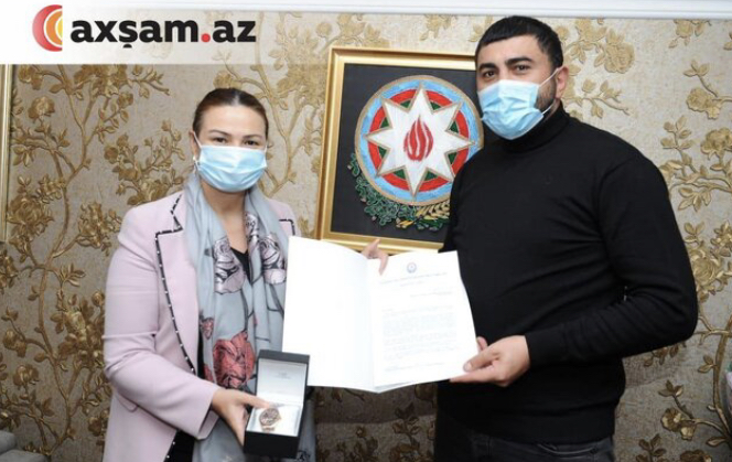 Deputat müharibədən qayıdan müğənniyə saat hədiyyə etdi Deputat müharibədən qayıdan müğənniyə saat hədiyyə etdi