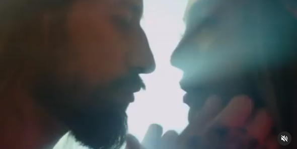 Röyanın bu görüntüləri qalmaqal yaratdı - Video Röyanın bu görüntüləri qalmaqal yaratdı - Video