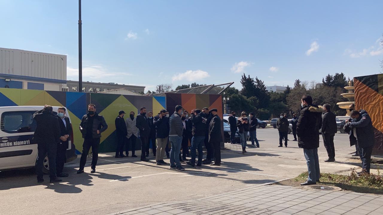 Gömrük Komitəsinin qarşısında aksiya başladı - Video Gömrük Komitəsinin qarşısında aksiya başladı - Video