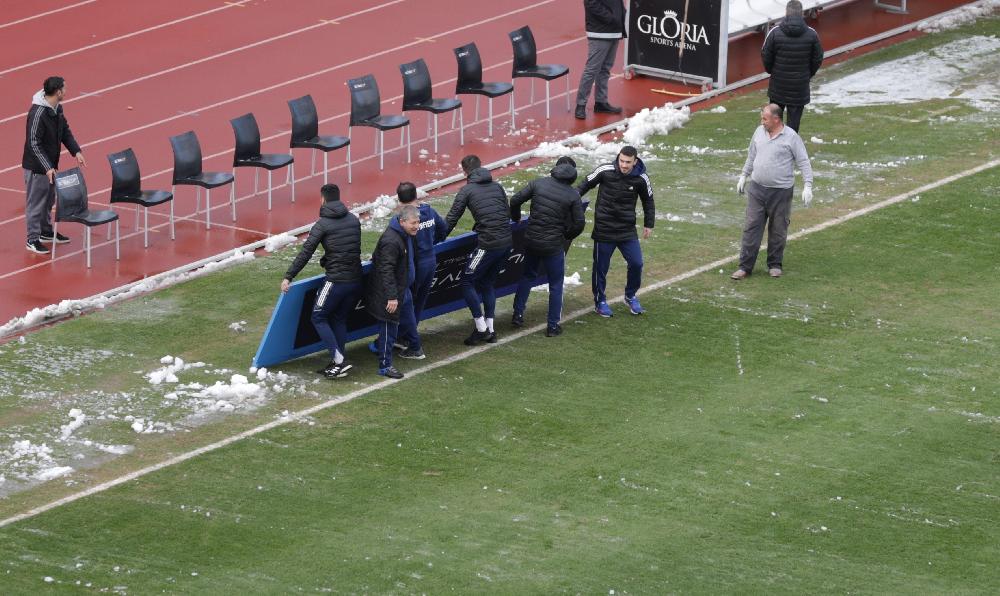 Qurban Qurbanov Türkiyədə stadionun qarını təmizlədi - Fotolar Qurban Qurbanov Türkiyədə stadionun qarını təmizlədi - Fotolar