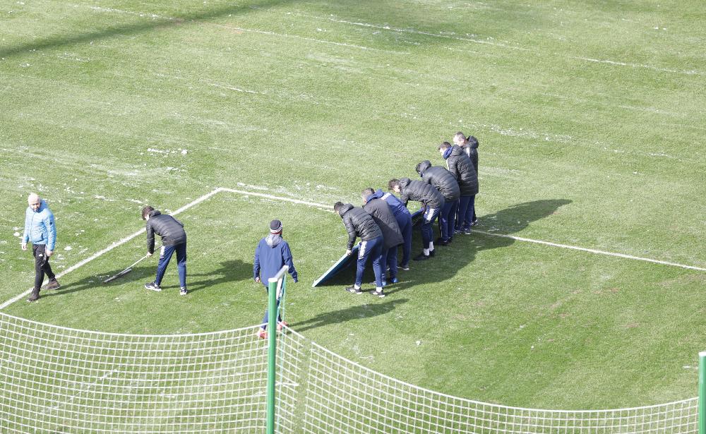 Qurban Qurbanov Türkiyədə stadionun qarını təmizlədi - Fotolar Qurban Qurbanov Türkiyədə stadionun qarını təmizlədi - Fotolar